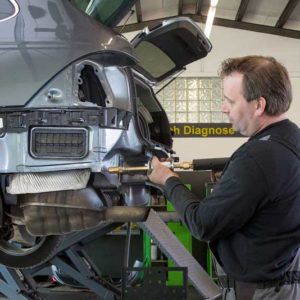 Unfallinstandsetzung in der Werkstatt des Autohauses Grüning in Krempel