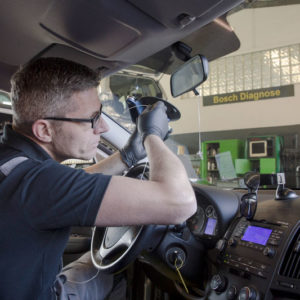 Autoglasservice in der Werkstatt beim Autohaus Grüning in Krempel