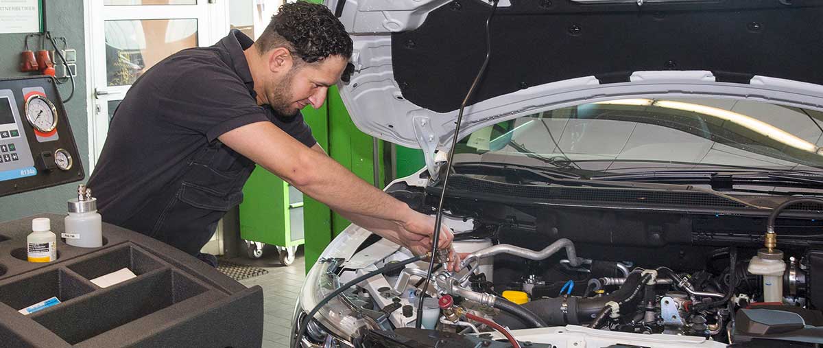 Reparaturen durch Mechaniker in der Werkstatt des Autohauses Grüning in Krempel