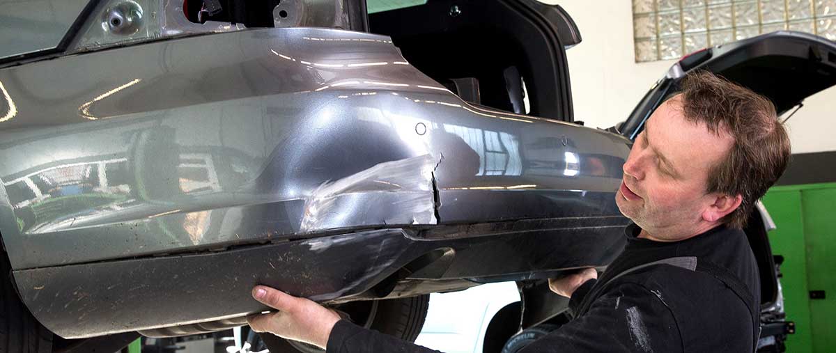 Unfallinstandsetzung von kleinen und großen Schäden in der Werkstatt des Autohauses Grüning in Krempel