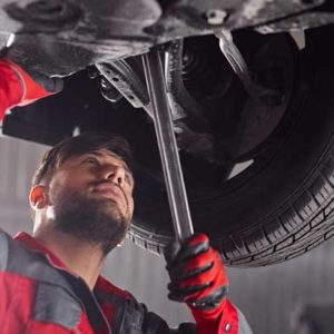 TÜV Prüfung in der Werkstatt des Autohauses Grüning in Krempel